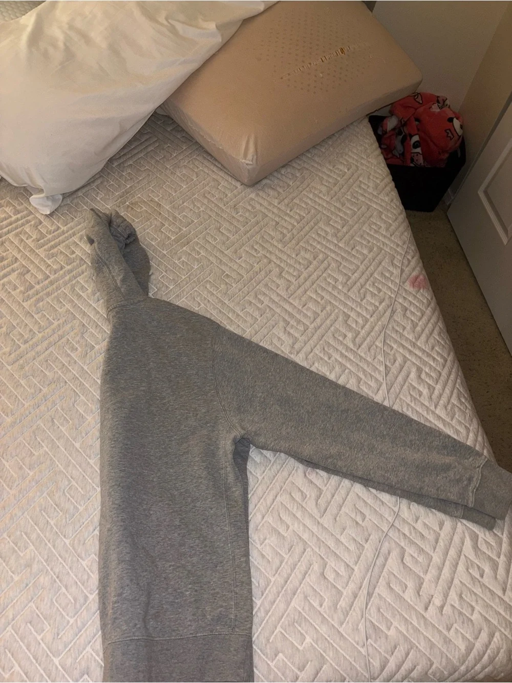 Nike Men’s Gray Pullover hoodie with Subtle Logo